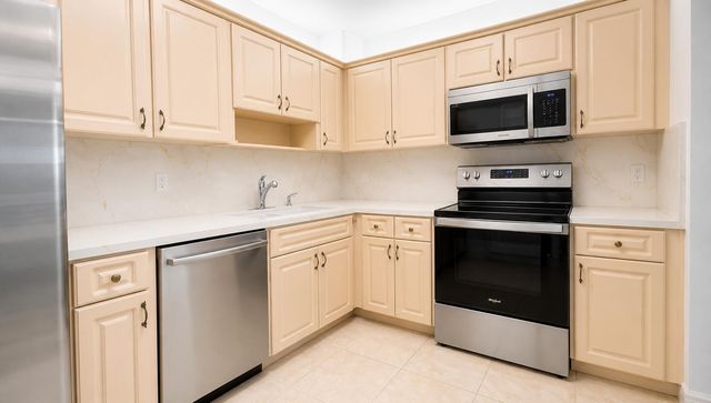 4001 HILLCREST Drive 705, Hollywood, FL 33021