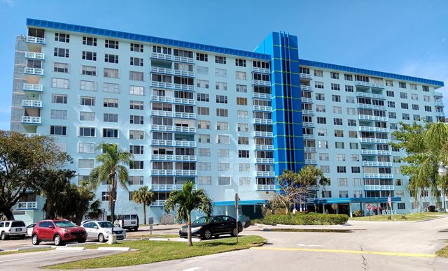 4001 HILLCREST Drive 705, Hollywood, FL 33021