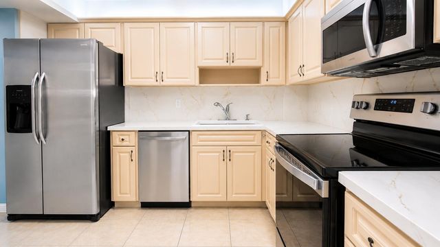 4001 HILLCREST Drive 705, Hollywood, FL 33021
