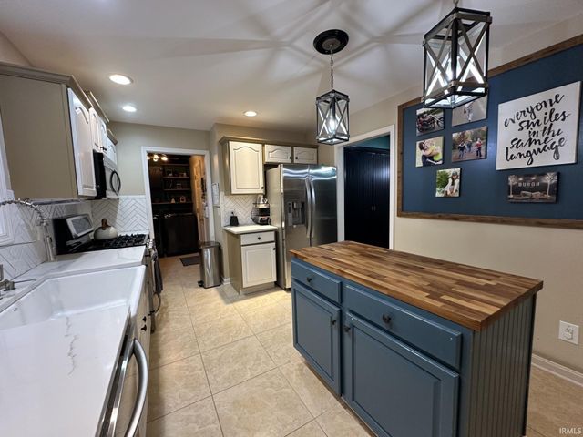 212 Alexandria Drive, Newburgh, IN 47630