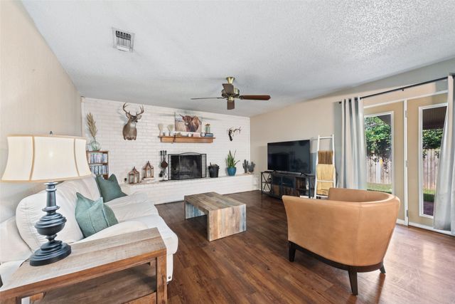 207 Hallmark Drive, Arlington, TX 76011