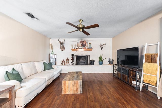 207 Hallmark Drive, Arlington, TX 76011