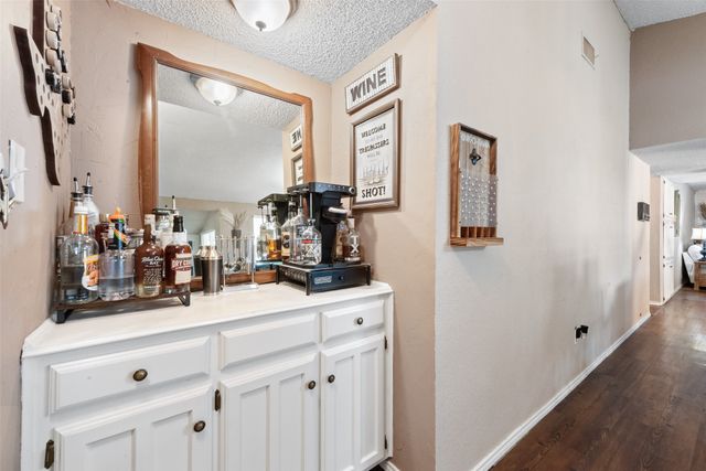 207 Hallmark Drive, Arlington, TX 76011