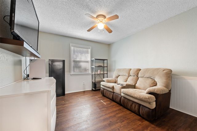 207 Hallmark Drive, Arlington, TX 76011