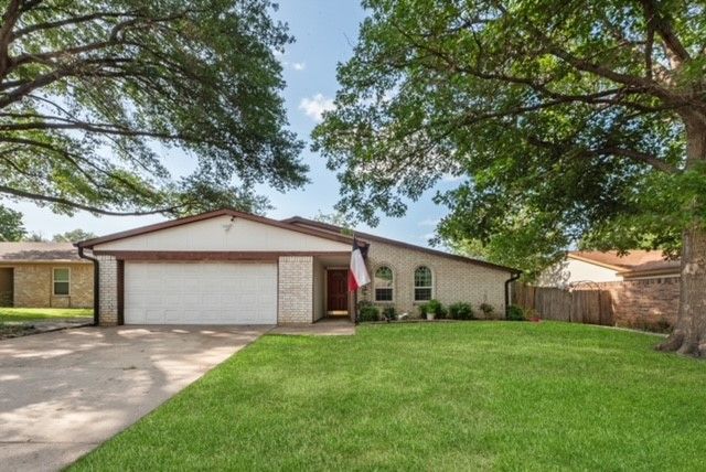 207 Hallmark Drive, Arlington, TX 76011