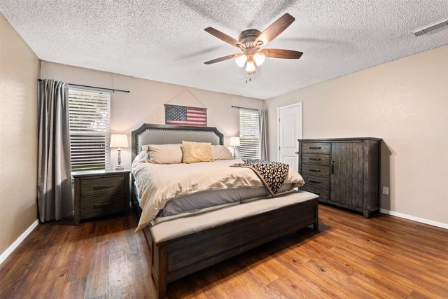 207 Hallmark Drive, Arlington, TX 76011