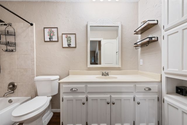 207 Hallmark Drive, Arlington, TX 76011