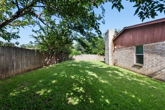 207 Hallmark Drive, Arlington, TX 76011