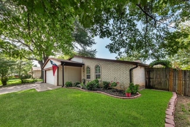 207 Hallmark Drive, Arlington, TX 76011
