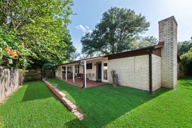 207 Hallmark Drive, Arlington, TX 76011