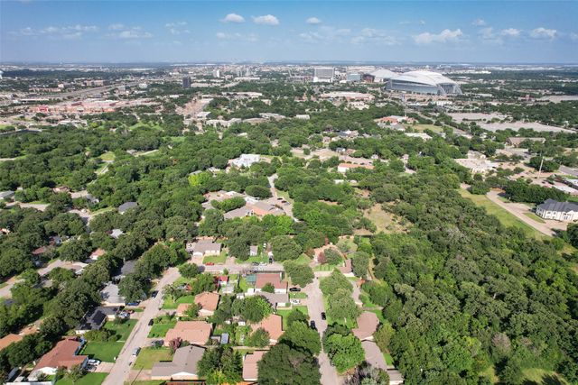 207 Hallmark Drive, Arlington, TX 76011