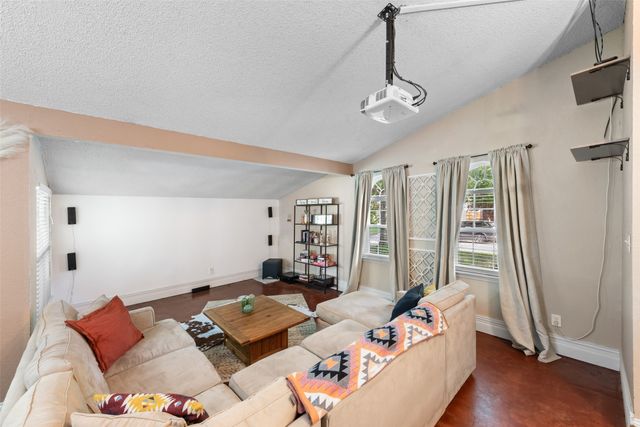 207 Hallmark Drive, Arlington, TX 76011