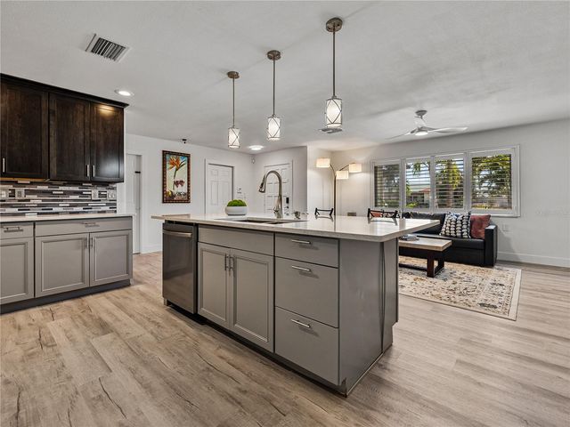 7125 S SHORE DRIVE S, South Pasadena, FL 33707