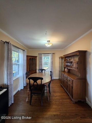 6847 Green Meadow Cir, Louisville, KY 40207