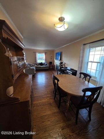 6847 Green Meadow Cir, Louisville, KY 40207