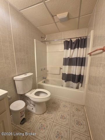 6847 Green Meadow Cir, Louisville, KY 40207