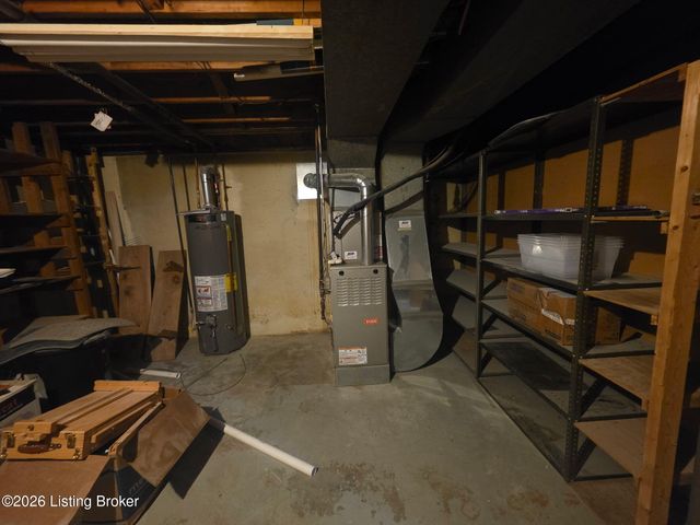 6847 Green Meadow Cir, Louisville, KY 40207
