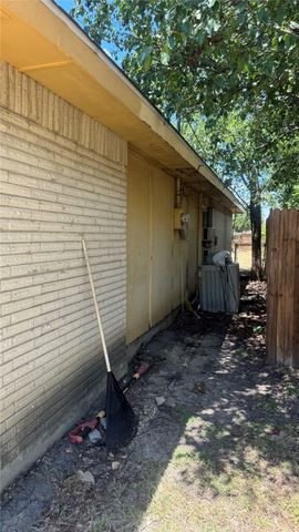 422 N Holiday Drive, Grand Prairie, TX 75052