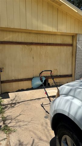 422 N Holiday Drive, Grand Prairie, TX 75052