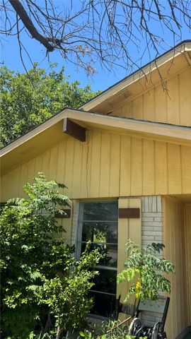 422 N Holiday Drive, Grand Prairie, TX 75052