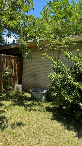 422 N Holiday Drive, Grand Prairie, TX 75052