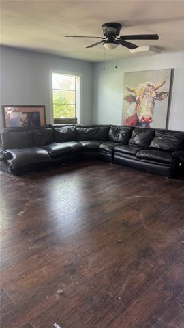 422 N Holiday Drive, Grand Prairie, TX 75052