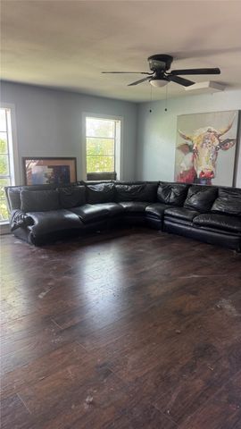 422 N Holiday Drive, Grand Prairie, TX 75052