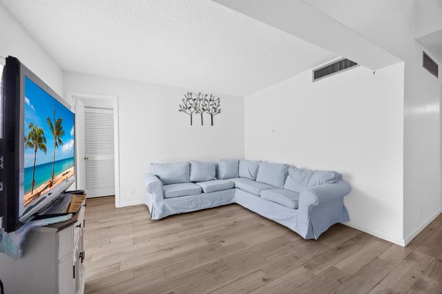 2671 Boundbrook Boulevard 125, Palm Springs, FL 33406