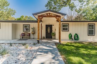 201 S Coulston Street, Granbury, TX 76048