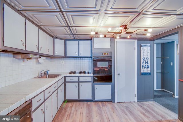 31 HEIDI DR, Fords, NJ 08863
