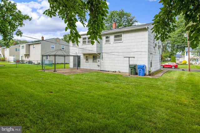 31 HEIDI DR, Fords, NJ 08863