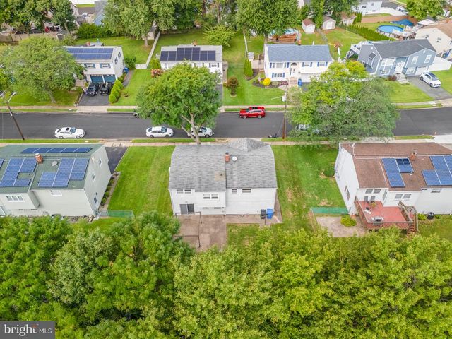 31 HEIDI DR, Fords, NJ 08863