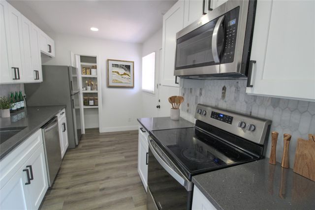 7832 Royal Lane 101, Dallas, TX 75230