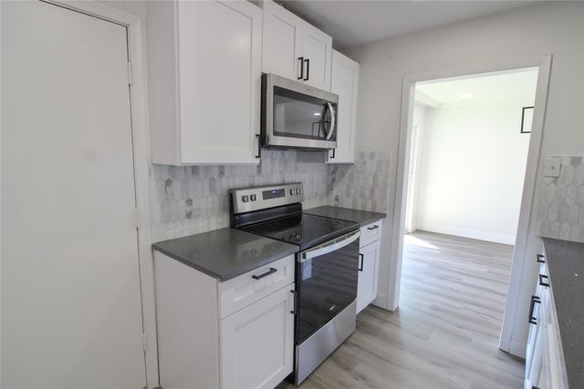 7832 Royal Lane 101, Dallas, TX 75230