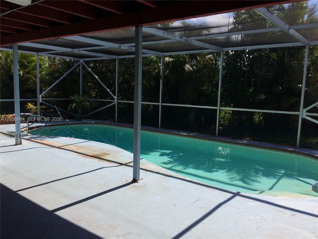 621 SW 64 Way 1, Pembroke Pines, FL 33023