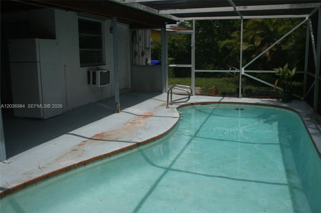 621 SW 64 Way 1, Pembroke Pines, FL 33023