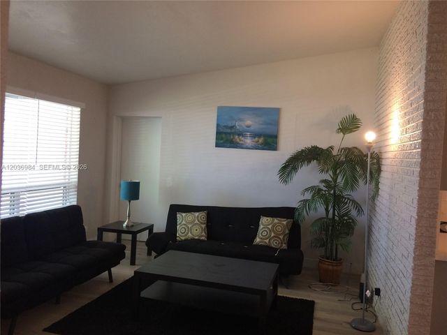 621 SW 64 Way 1, Pembroke Pines, FL 33023