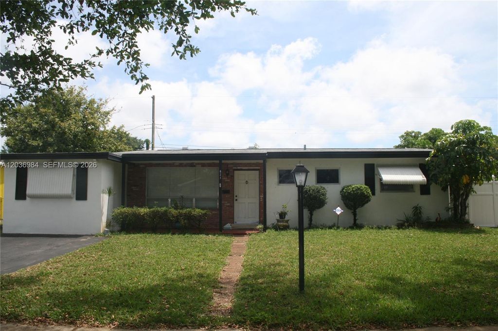 621 SW 64 Way 1, Pembroke Pines, FL 33023