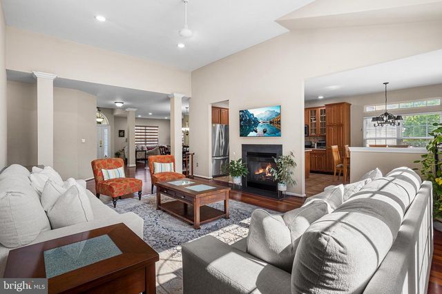 4 MONARCH DR, Burlington, NJ 08016