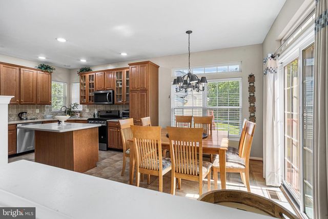 4 MONARCH DR, Burlington, NJ 08016
