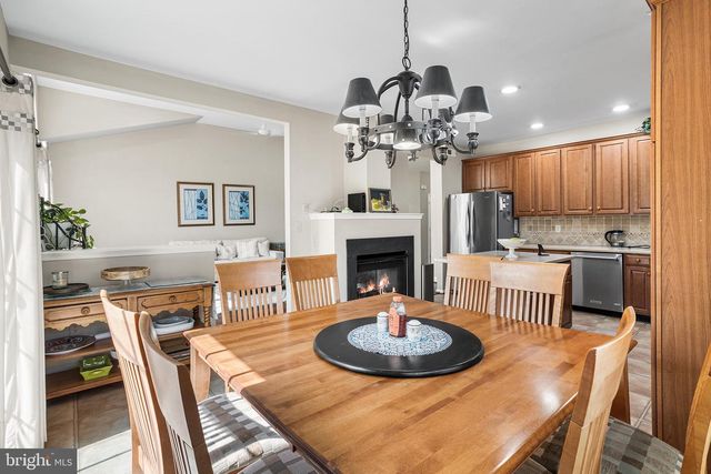 4 MONARCH DR, Burlington, NJ 08016