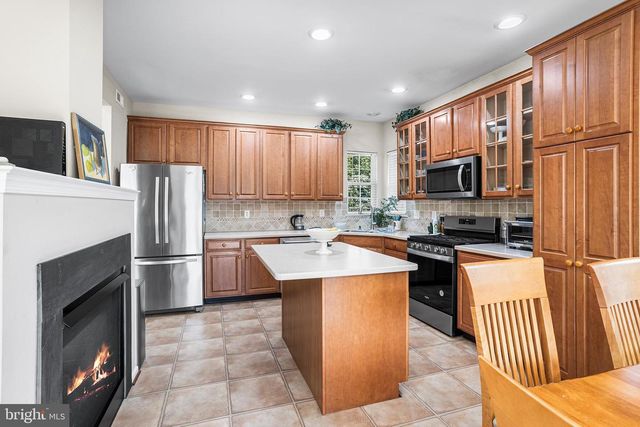 4 MONARCH DR, Burlington, NJ 08016