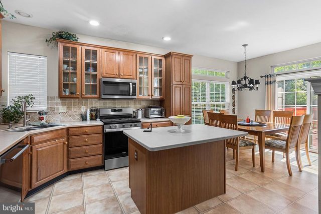 4 MONARCH DR, Burlington, NJ 08016