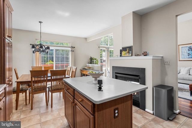 4 MONARCH DR, Burlington, NJ 08016