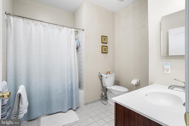 4 MONARCH DR, Burlington, NJ 08016
