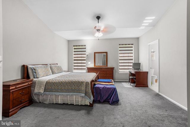 4 MONARCH DR, Burlington, NJ 08016