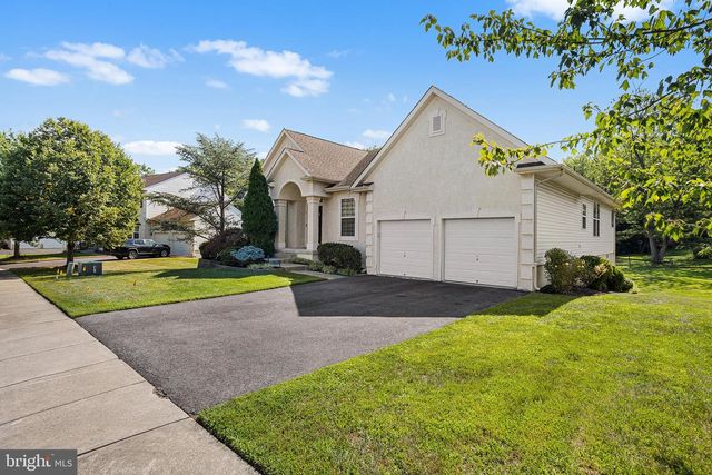4 MONARCH DR, Burlington, NJ 08016