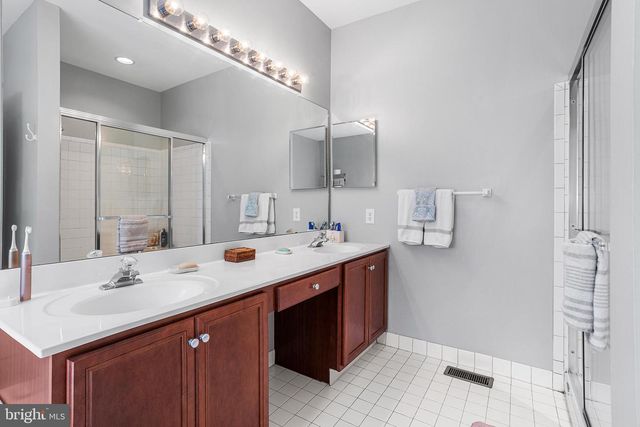 4 MONARCH DR, Burlington, NJ 08016