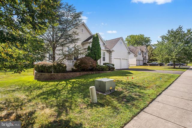 4 MONARCH DR, Burlington, NJ 08016