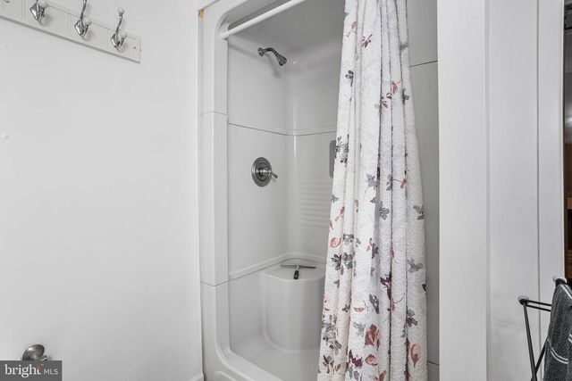 4 MONARCH DR, Burlington, NJ 08016